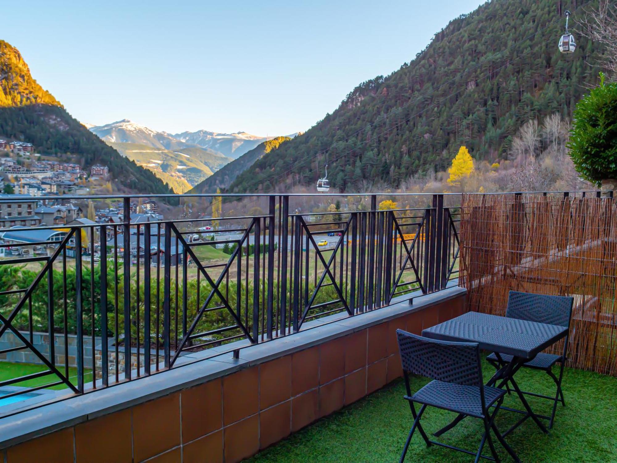 Hotel Princesa Parc Excellence Arinsal Exterior foto A balcony in the Swiss Alps